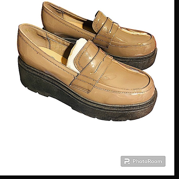 Rouge Helium Shoes - Rouge Helium Women’s NIB Taupe Patent Chunky Platform Loafer in Size 8.5 M.